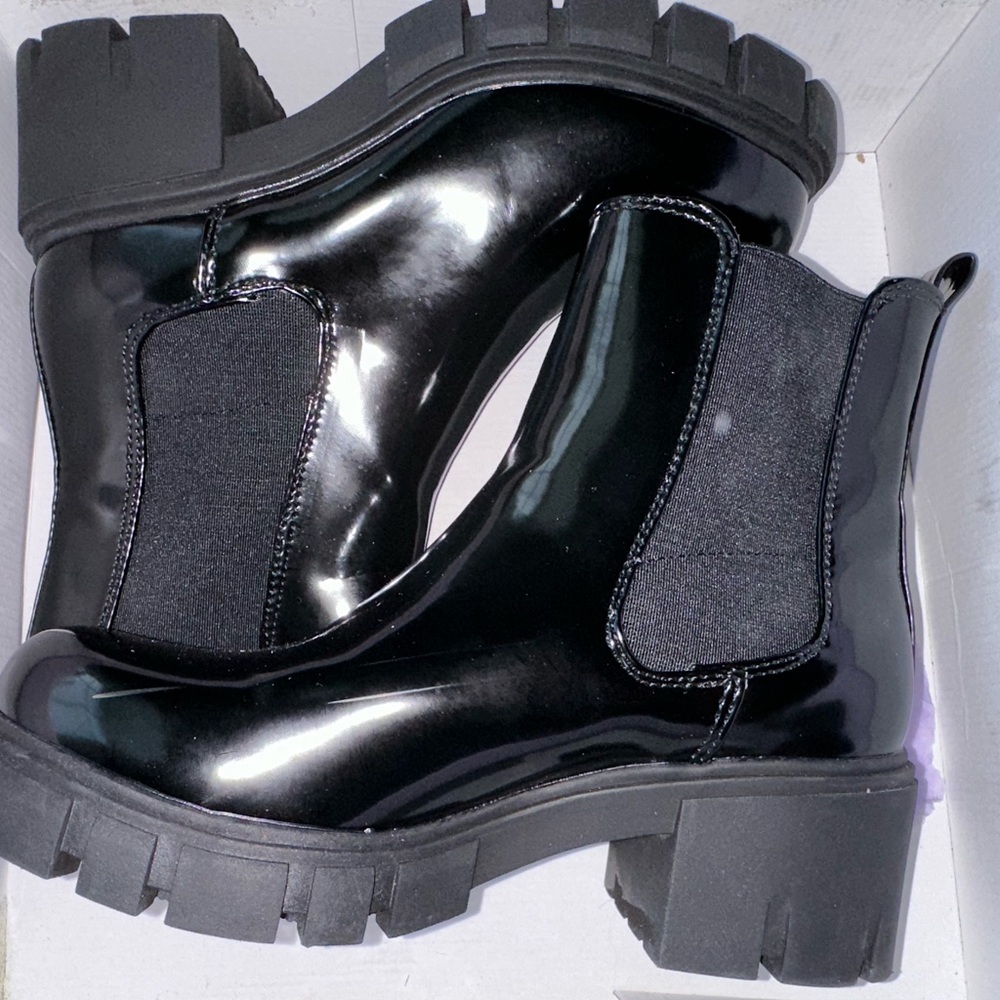 Madden Girl Womens Tessa Ankle Round Toe Chelsea Boots